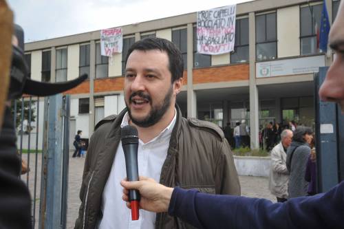 Matteo Salvini davanti alla Scuola San Giusto