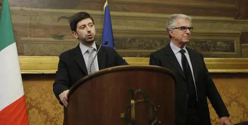 "Il Pd vende armi all'Isis". Giovane lancia l'iPad a Speranza