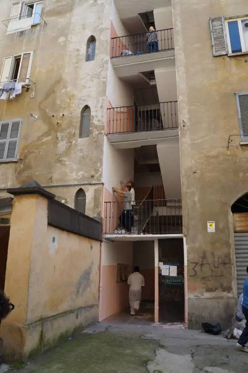 Viale Bligny, muri imbiancati contro lo spaccio