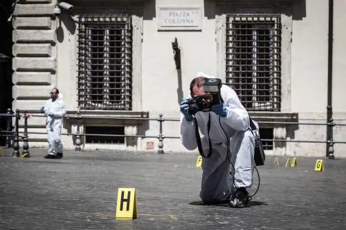 Sparatoria a Palazzo Chgi, Grillo prende subito le distanze ma un lettore sul blog: "Sparate meglio"