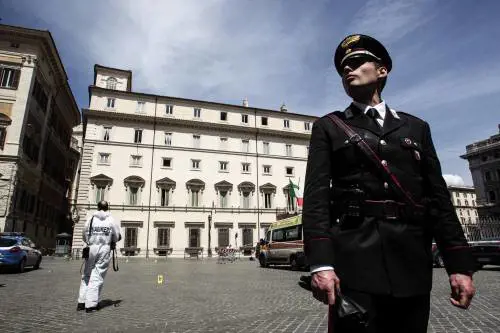 Scientifica a lavoro sul luogo della sparatoria davanti Palazzo Chigi