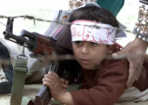 Quei bambini di Gaza chiamati Spada e Guerra. A scuola studiano mitra