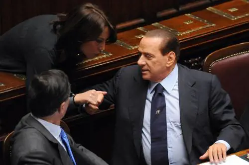 Il presidente del Consiglio, Silvio Berlusconi, saluta la deputata Pdl Nunzia De Girolamo