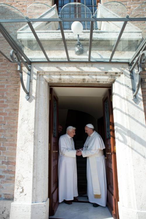 Bergoglio e Ratzinger, patto "contro il diavolo" in nome di San Michele