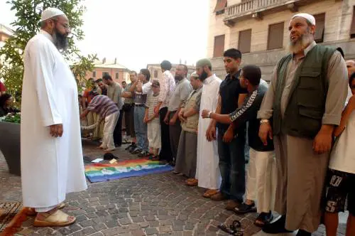 La protesta dei musulmani per salvare l'imam terrorista