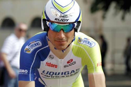 Giro, un ascesso ferma Basso