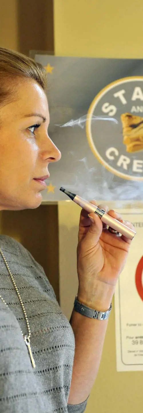 Amici, sigarette, democrazia: che bluff la vita elettronica