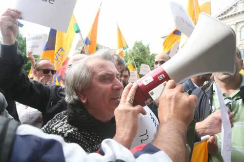 Milano, ambulanti e precari contro Pisapia