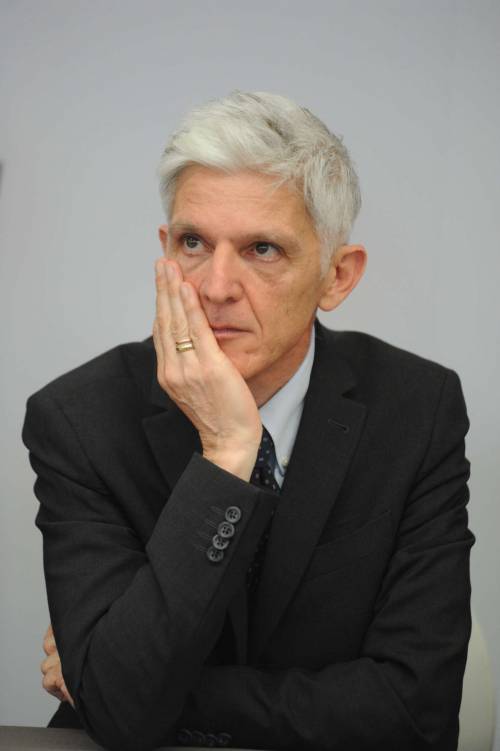Il ministro fuori dal mondo protetto da stampa e salotti