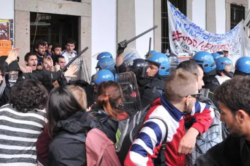 Collettivi all'attacco dopo lo sgombero, dieci feriti alla Statale