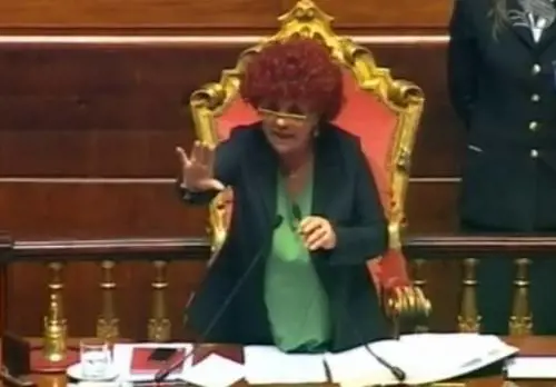 Il Senato commemora Andreotti e i grillini fanno una gazzarra