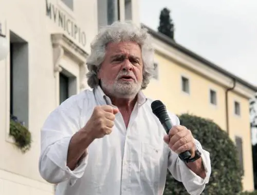 Grillo torna alla carica: "Chiediamo ineleggibilità di Berlusconi"