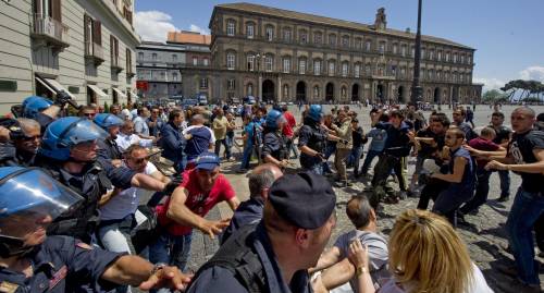 Ministro Carrozza a Napoli Scontri, risse e tafferugli: polizia carica gli studenti
