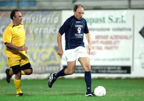 Pressing e spogliatoio: se la politica gioca la sua partita a calcio