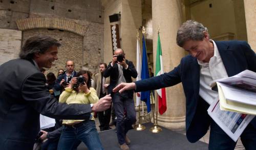 Il sindaco di Roma Gianni Alemanno passa il Rolex ad Alfio Marchini