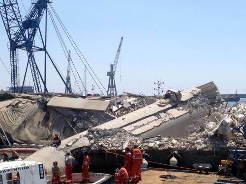 Inferno a Genova, nave abbatte la torre piloti: sette vittime