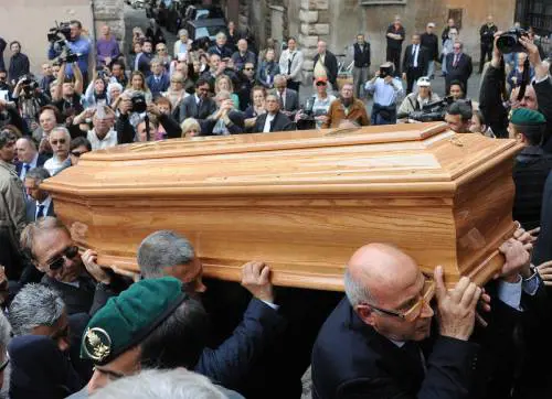 L'arrivo della bara di Giulio Andreotti nella chiesa San Giovanni Battista dei Fiorentini a Roma