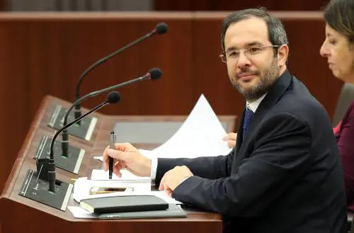 Umberto Ambrosoli durante la seduta del consiglio regionale