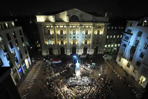L'aperitivo diventa rave party Notti da incubo in piazza Affari