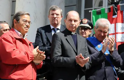 Esplode la rabbia dei portuali: «Croceristi a fare foto alle macerie»