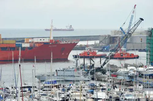 La nave Jolly Nero mentre viene spostata dai rimorchiatori