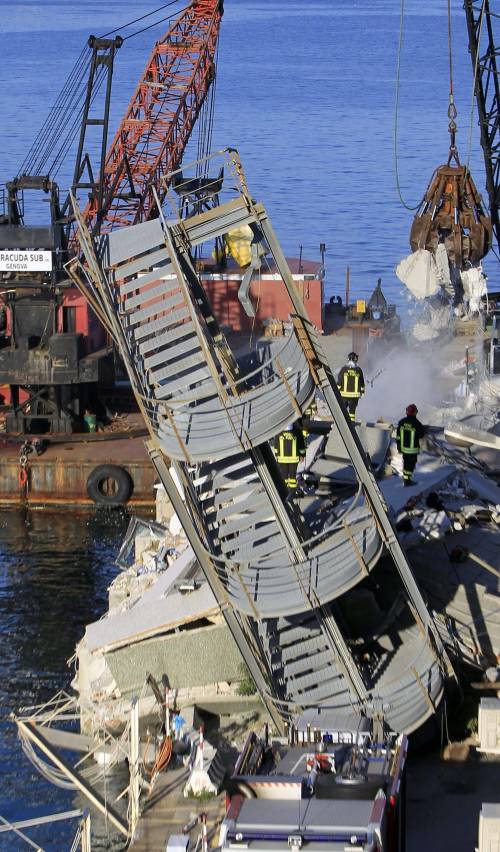 E ora i soliti "corvi" rossi  volano sul lutto di Genova