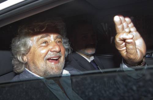 Il leader del M5S, Beppe Grillo, lascia in macchina Montecitorio
