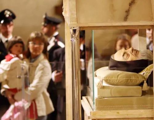 DAL PRIMO GIUGNO Il corpo di Padre Pio in «esposizione permanente»: esultano i suoi fedeli