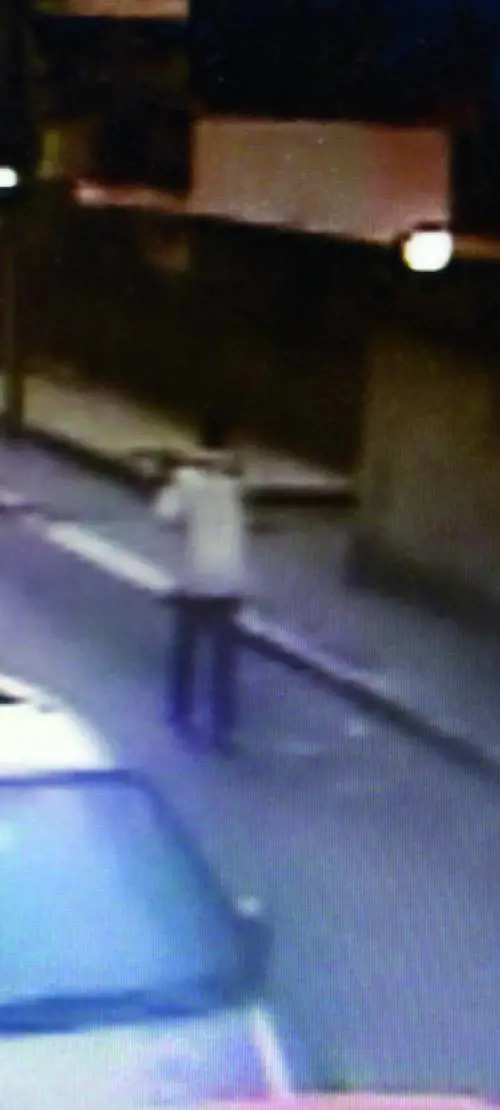 Prende a picconate i passanti: a Milano due ore di follia
