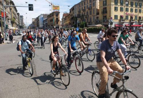 Fischi e insulti ai vigili: è la domenica a spasso del popolo delle biciclette