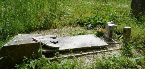 «Inumazioni a peso d'oro nei cimiteri sgangherati»