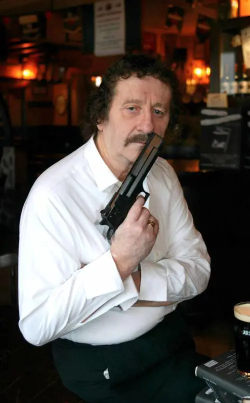 Mitra, violino e pennello. Quante vite per il "solista"