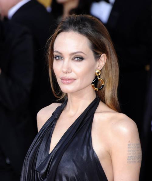 Doppia mastectomia per Angelina Jolie