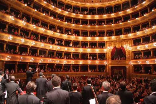 Sinfonia di Curran per le sirene di navi al porto di Palermo