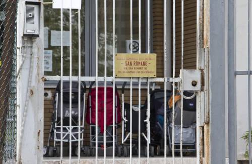 Il cancello della scuola San Romano a Roma