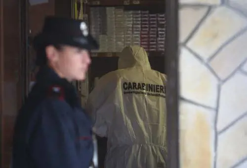 Va al bar e uccide i datori di lavoro: «Mi trattavano male»