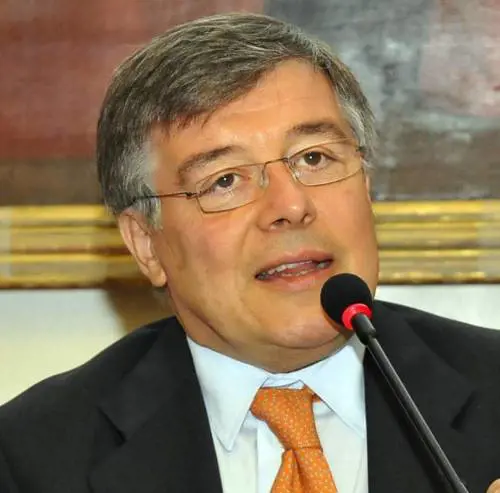 L'auto riparte, l'Italia resta a piedi