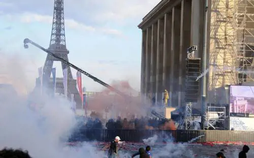 Parigi val bene una rissa (e molti furti)