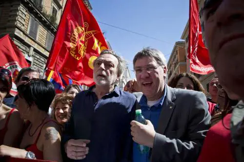 Il segretario della Fiom Maurizio Landini insieme a Gino Strada
