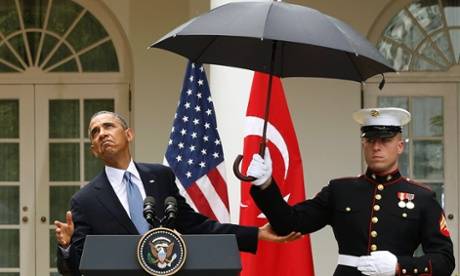 Polemica per il marine in alta uniforme, pluridecorato, che regge l'ombrello a Obama