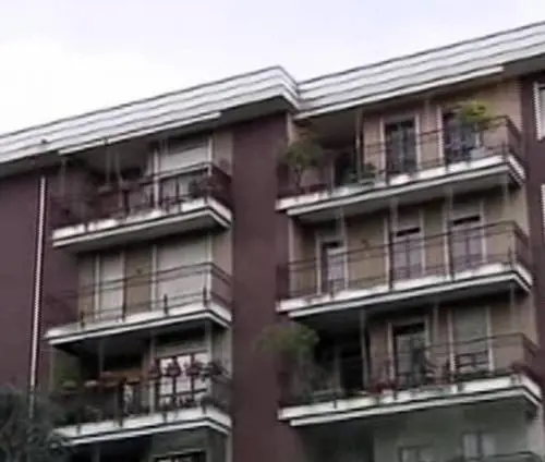 Butta i figlioletti dal balcone: "L'ho fatto per il loro bene"