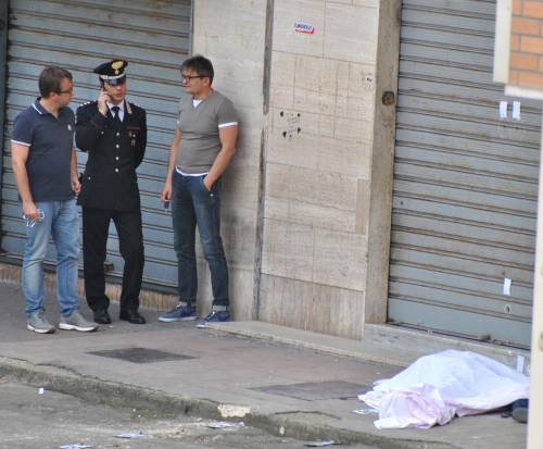 Il cadavere di uno dei due uomini uccisi nel quartiere San Paolo di Bari