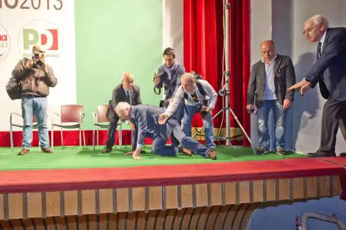 Capitombolo del segretario Epifani sul palco di Avellino
