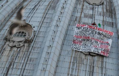 Un uomo protesta sulla cupola di San Pietro contro l'austerity