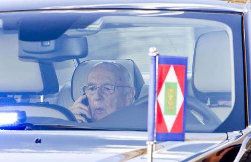 Il presidente della Repubblica Giorgio Napolitano al telefono