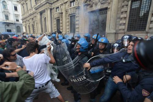 Milano a ferro e fuoco: Pisapia assediato dai centri sociali
