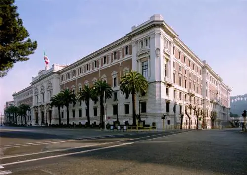 Palazzo della Marina a Roma, un militare riverso nel sangue