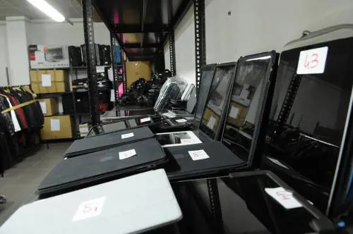 Oggetti smarriti a Malpensa, venduti all'asta orologi, cellulari e un paio di sci