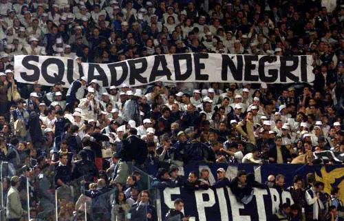 La Uefa a gamba tesa sui razzisti nel calcio: «Chiudiamo gli stadi»