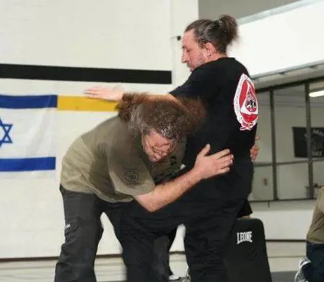 Prove di Krav, la lotta che piace a Jennifer LopezEvento nel palazzetto dello sport di Rodano